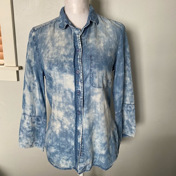 cloth & stone Tops - Cloth & Stone Acid Wash Chambray Shirt Size XS